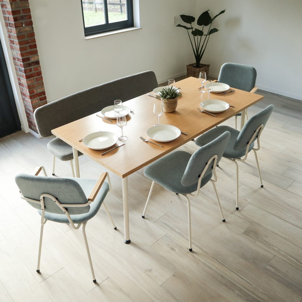 Design tafel met blank eiken blad